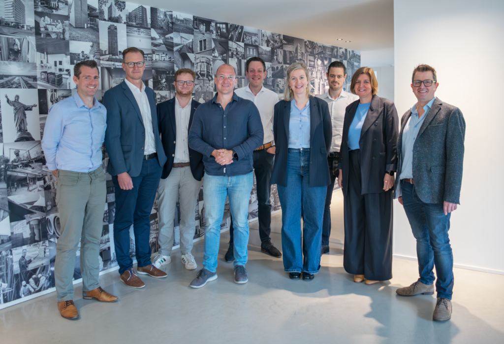 Groepsfoto van de operationele directie van Renotec, verantwoordelijk voor de dagelijkse werking en projectuitvoering binnen renovatie, restauratie en infrastructuur.