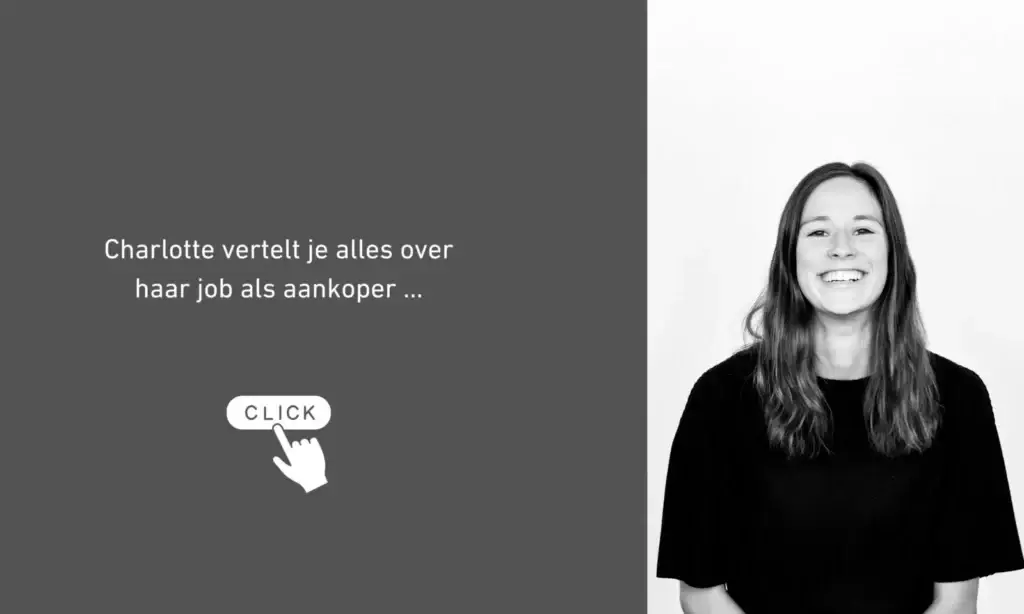 Persoon in donkere kleding poseert voor een lichte achtergrond naast een grijs vlak met de tekst ‘Charlotte vertelt je alles over haar job als aankoper …’ en een klik‑icoon, gebruikt als teaserbeeld voor een functie‑ of jobpresentatie binnen een renovatie‑ en restauratiebedrijf.
