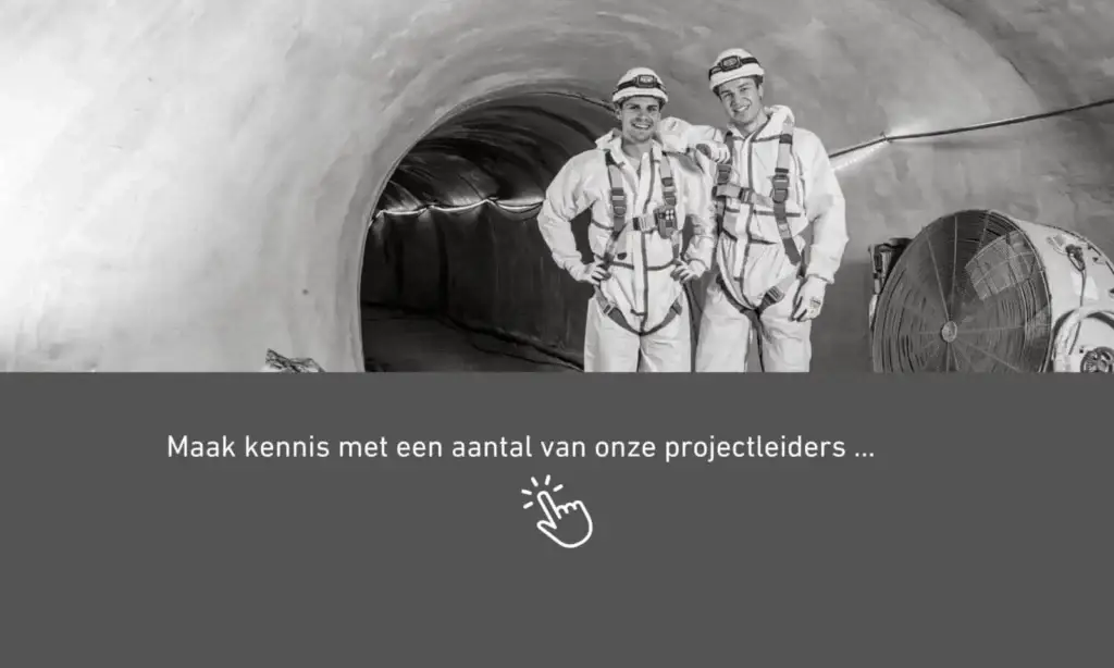 Twee personen in beschermende werkkledij poseren in een grote riooltunnel, met een grote ventilatorinstallatie. Op het beeld staat een grijze overlay met de tekst ‘Maak kennis met een aantal van onze projectleiders …’, gebruikt als teaserbeeld voor vacatures voor projectleiders binnen een renovatie‑ en restauratiebedrijf.