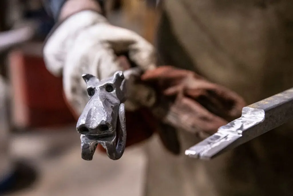 Ambachtelijke restauratie van smeedijzer door Renotec, met focus op historisch metaalwerk.