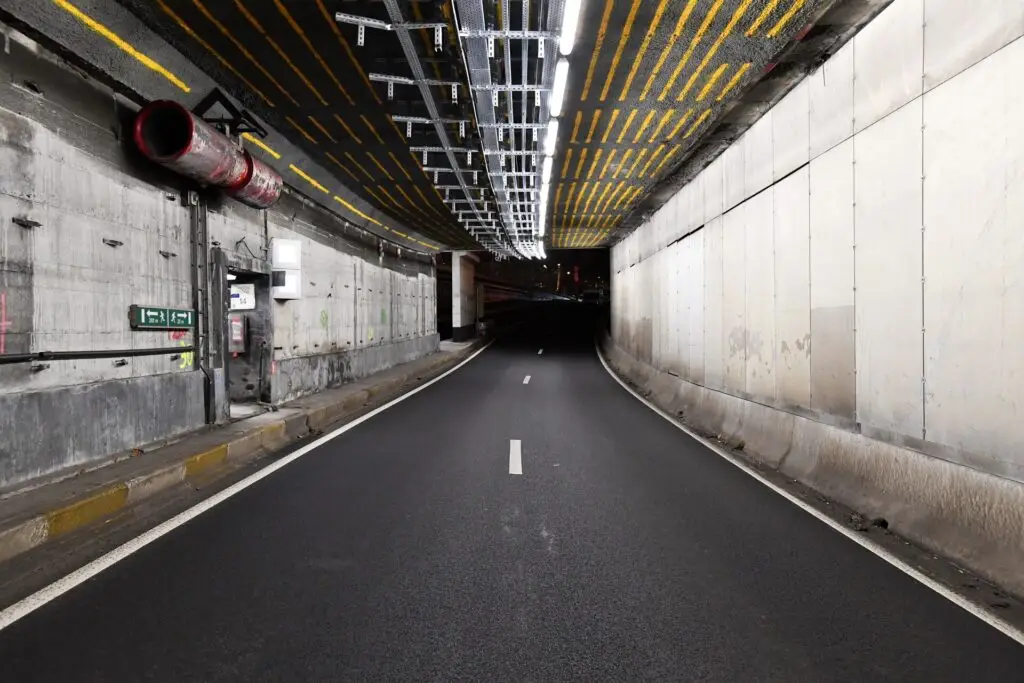 Renovatie met kathodische bescherming van een verkeerstunnel, uitgevoerd door Renotec in het kader van duurzame infrastructuur- en onderhoudswerken.