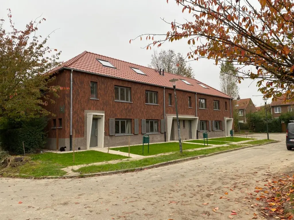 Gerenoveerde rijwoningen in een woonwijk in Evere, uitgevoerd door Renotec