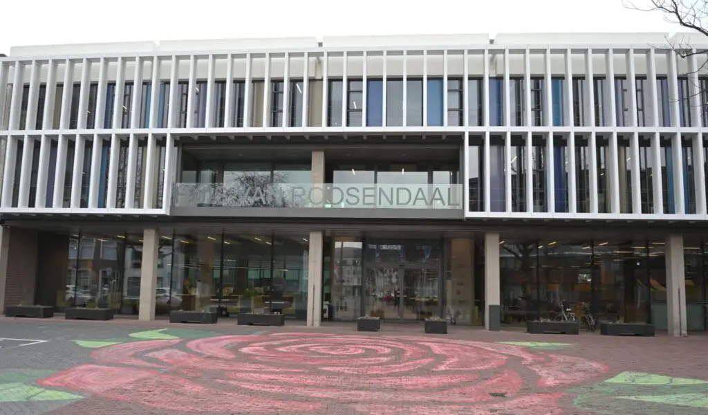 Stadhuis van Roosendaal bij contractondertekening van meerjarencontract met Renotec