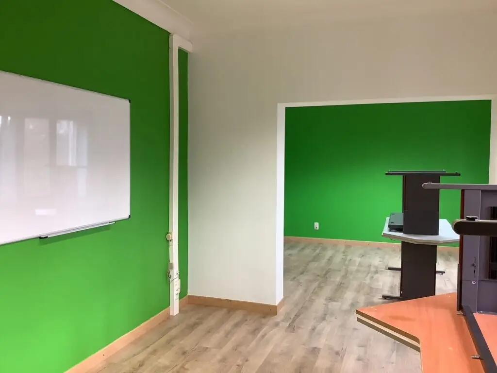 Interieur na renovatie voor Al‑arm in Geel, organisatie voor kansarmoedebestrijding, met vernieuwde afwerking en ingerichte ruimte.