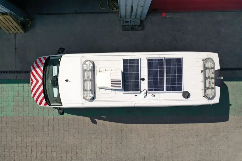 Bovenaanzicht van een Renotec camionette met geïnstalleerde zonnepanelen op het dak