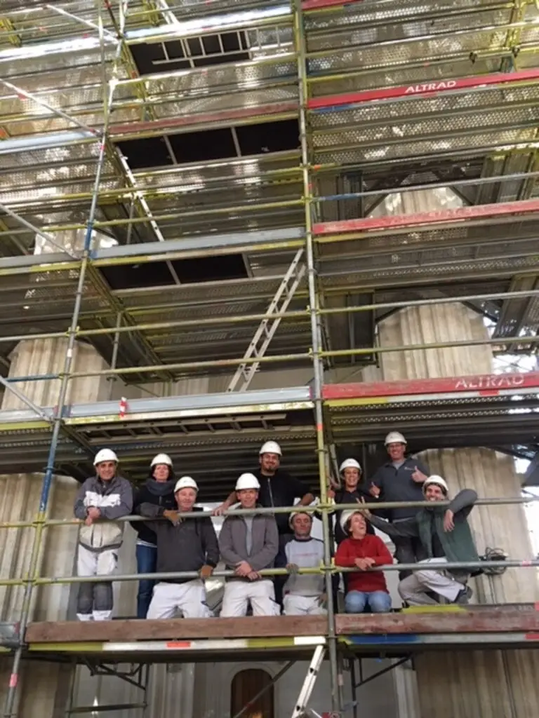 Team van Renotec op stelling tijdens restauratiewerken aan een historisch gebouw