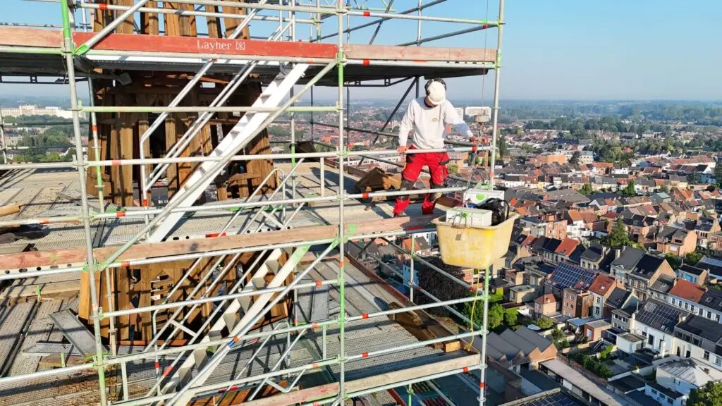 Restauratieproject op hoogte: Renotec vakman aan het werk op stelling bij erfgoedtoren