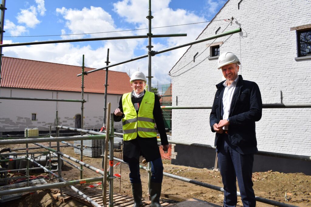 CEO van Renotec ontvangt Vlaams minister Matthias Diependaele op de werf tijdens een restauratieproject.
