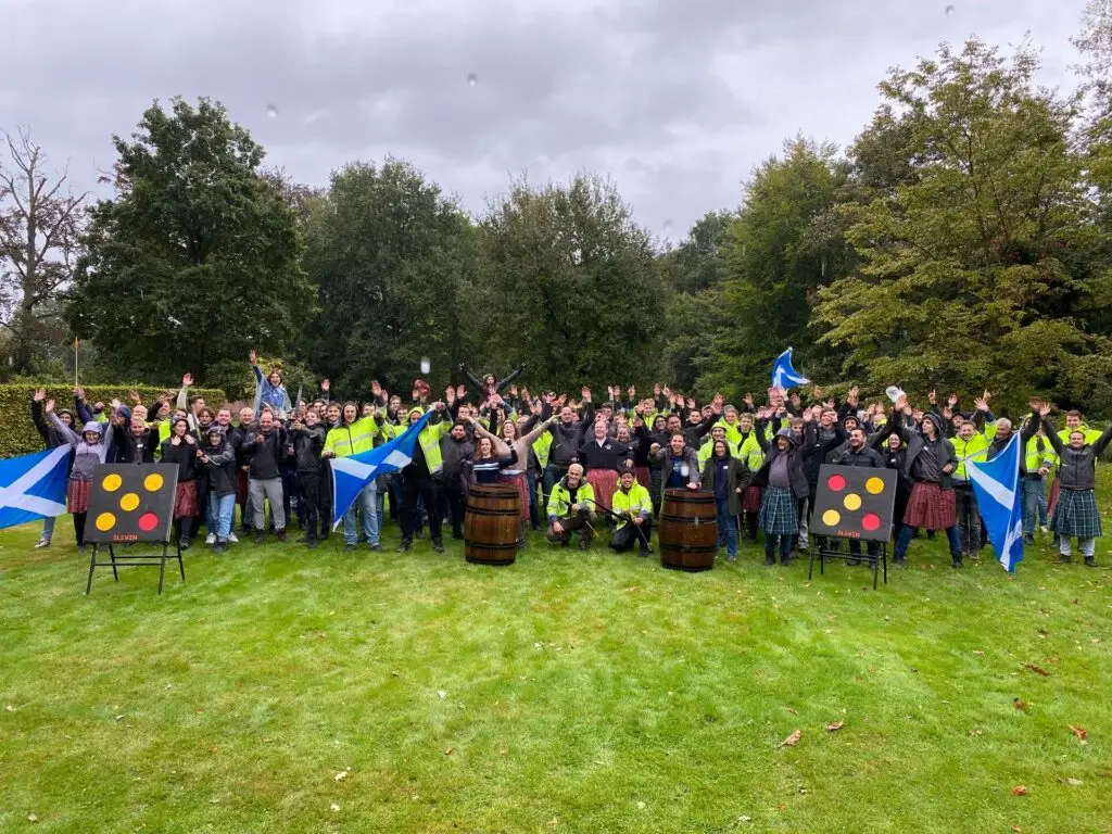 Grote groep Renotec medewerkers tijdens teambuildingevent in openlucht