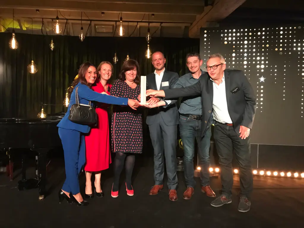 Overhandiging van Voka award voor duurzaam ondernemen aan Renotec bedrijfsteam