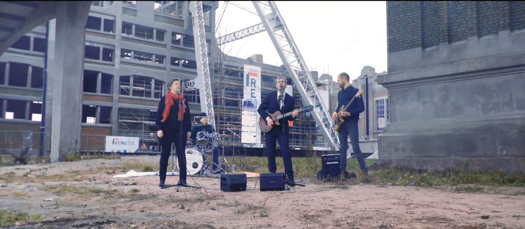 Live optreden van Renotec medewerkersband op werf bij renovatieproject